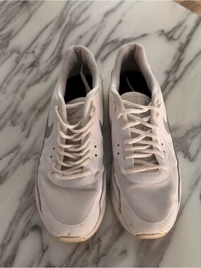 White Nike Air Max